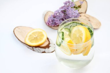 Limon ve ahşap dekorasyon beyaz zemin üzerine salatalık ile aromalı su detoks. Sağlıklı gıda kavramı. Yaz ev yapımı kokteyl serinletici. Uzay kopyalayın. Hiçbir keskinleştirme