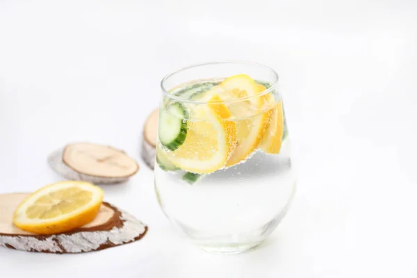 Entgiftungswasser Mit Zitrone Und Gurke Auf Weißem Hintergrund Mit Holzdekoration — Stockfoto
