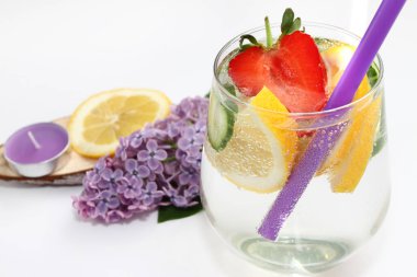 Limon, salatalık ve Lila ve ahşap süslemeli beyaz arka plan üzerinde çilek aromalı su detoks. Sağlıklı gıda kavramı. Yaz ev yapımı kokteyl serinletici. Uzay kopyalayın. Hiçbir keskinleştirme