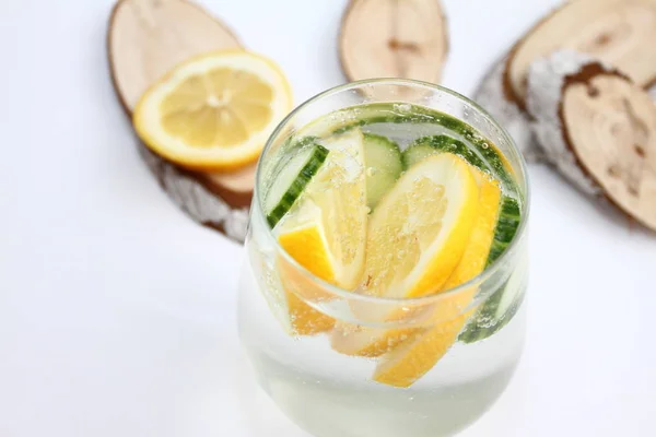 Disintossicare Acqua Aromatizzata Con Limone Cetriolo Sfondo Bianco Con Decorazione — Foto Stock