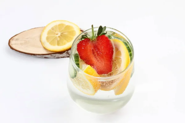 Entgiftungswasser Mit Zitrone Gurke Und Erdbeere Auf Weißem Hintergrund Mit — Stockfoto