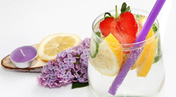 Agua Desintoxicada Con Sabor Limón Pepino Fresa Sobre Fondo Blanco — Foto de Stock