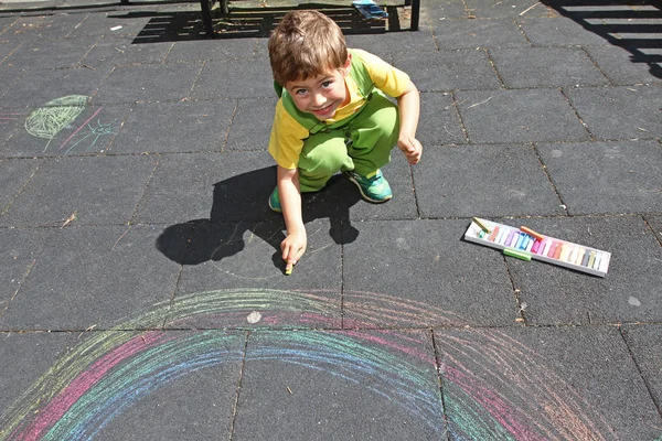 Leuke Jongen Trekt Met Kleurrijke Krijtjes Asfalt Zomer Activiteiten Creatieve — Stockfoto