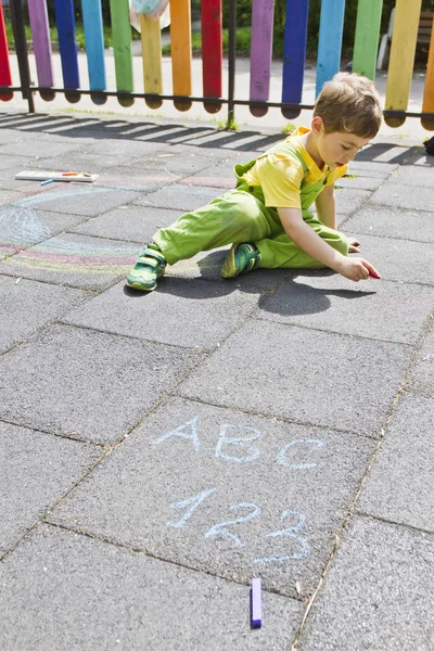 Милый Мальчик Пишет Цветными Мелом Малыш Рисует Мелом Школа Буквы — стоковое фото
