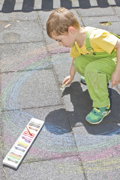 Netter Junge Zeichnet Mit Bunten Kreiden Auf Asphalt Sommeraktivitäten Und — Stockfoto