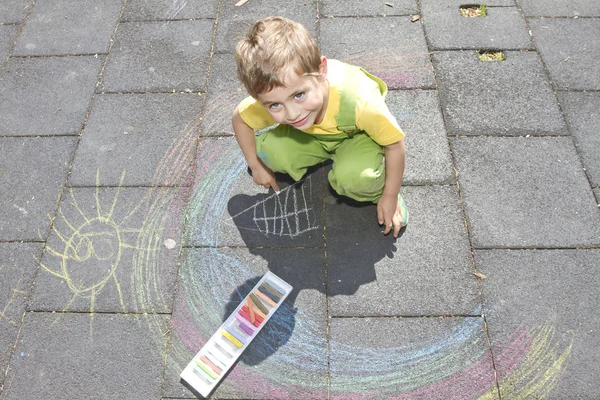 Милый Мальчик Рисует Цветными Мелом Асфальте Летние Занятия Творческие Игры — стоковое фото