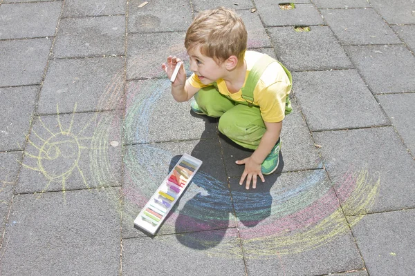 Leuke Jongen Trekt Met Kleurrijke Krijtjes Asfalt Zomer Activiteiten Creatieve — Stockfoto