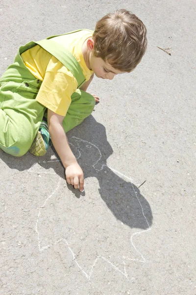 Netter Junge Zeichnet Mit Bunten Kreiden Auf Asphalt Sommeraktivitäten Und — Stockfoto