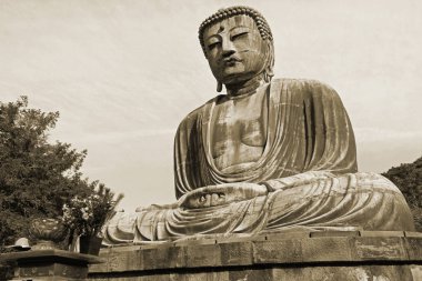 Japonya, Kamakura 'nın Yüce Buda' sı. Kamakura Daibutsu siyah üzerine 