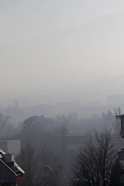 Jemný vzduch částic ve městě a Pm2.5 prach. Špatné počasí — Stock fotografie
