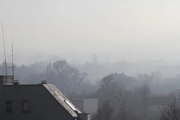 Jemný vzduch částic ve městě a Pm2.5 prach. Špatné počasí — Stock fotografie