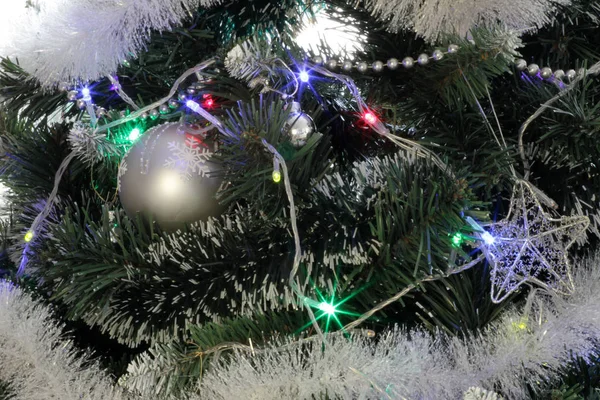 Χριστουγεννιάτικη διακόσμηση δέντρου με φώτα και παιχνίδια. Χριστούγεννα και όχι — Φωτογραφία Αρχείου