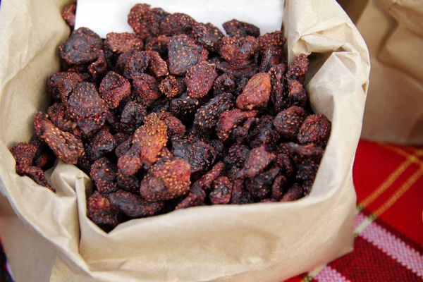 Fresas silvestres secas. Frutas secas en bolsa de papel . — Foto de Stock