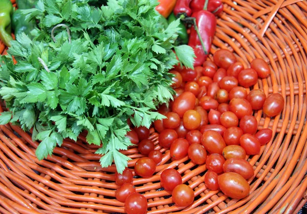 Свежая петрушка и помидоры черри на трикотажном фоне. Черр — стоковое фото
