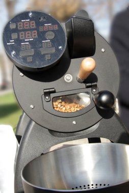 Kahve kızartma makinesi çalışıyor. Taze kavrulmuş kahve çekirdeği.. 