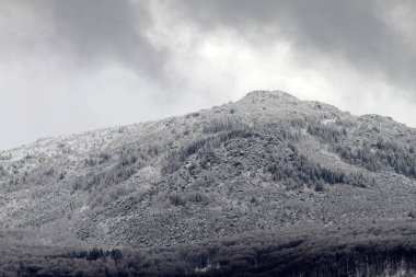 Karda bir dağ zirvesi. Kötü gri hava. Vitoşa Dağı.