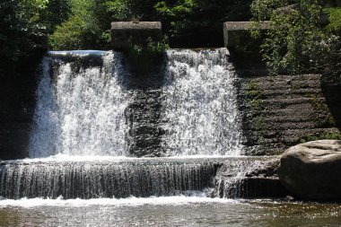 Nehir taşar ya da baraj taşar. Su kaynağı