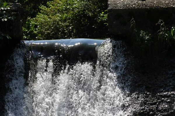 Rivier overloop of een kleine dam overloop. Watervoorziening — Stockfoto