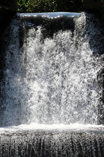 川のオーバーフローや小さなダムのオーバーフロー。水供給 — ストック写真