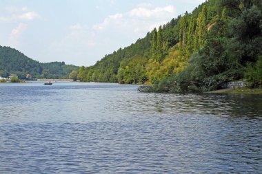 Bulgaristan 'da Iskar Barajı veya Pancharevo Gölü manzarası. İnsanlar kolye takar.