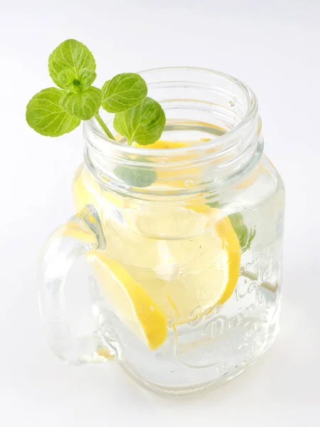 Egy pohár vizet, citromot és mentát. Méregtelenítés. — Stock Fotó