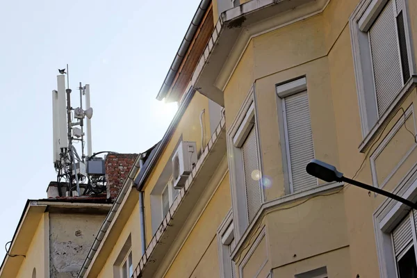 Pták přistál na montážní anténě High Tech Telecommunication Tower — Stock fotografie