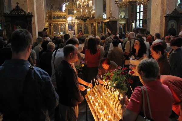 Menschen zünden Kerzen in St. Georgskirche während eines großen Festes an — Stockfoto