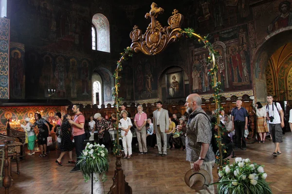 La gente reza en una santa misa en la iglesia de San Sedmochislenitsi en Sof —  Fotos de Stock