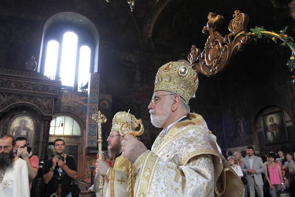 Obispos realizando liturgia en una iglesia ortodoxa oriental St. S — Foto de Stock