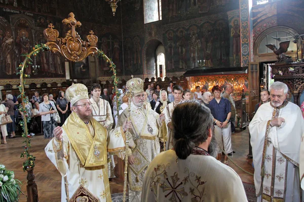 A bishops performing liturgy in an Eastern Orthodox church St. S — Stockfoto