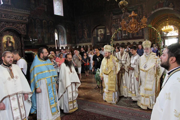 Obispos realizando liturgia en una iglesia ortodoxa oriental St. S — Foto de Stock