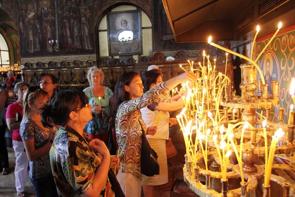 Ludzie zapalają świece w kościele św Sedmochislenitsi podczas wielkiego — Zdjęcie stockowe