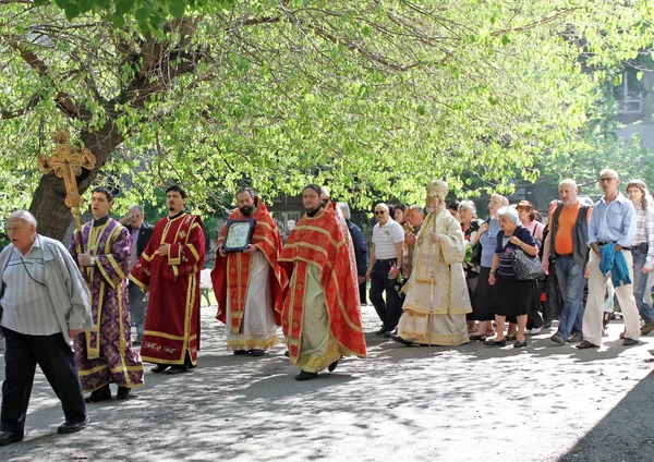 Una procesión de obispos alrededor de una iglesia ortodoxa oriental S — Foto de Stock