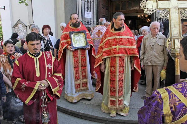 Bischöfe führen Prozession um eine östliche orthodoxe Kirche an — Stockfoto