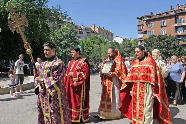 Епископы во главе крестного хода вокруг православной церкви S — стоковое фото