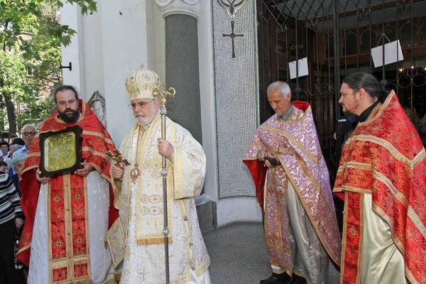 A bishops leading procession around an Eastern Orthodox church S — Stockfoto