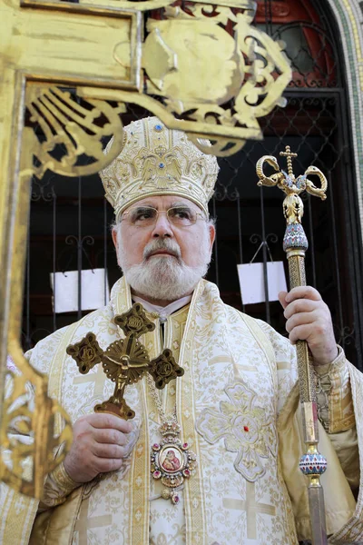 A bishops leading procession around an Eastern Orthodox church S — Stockfoto