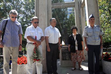 Bulgaristan 'ın başkenti Sofya' daki savaşlarda (Askeri Tıp Akademisi 'nin önündeki bahçede) ölen Tıp Subayları Anıtı önünde Kurtuluş Günü' nü kutlamak - 15 Ağustos 2012