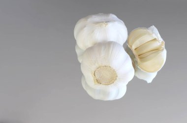 Sarımsak soğanı ve sarımsaklı karanfil. Aromatik bitki arkaplanı.