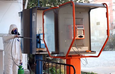 2019 Coronavirus hastalığına karşı önlem olarak halka açık bir yerde ilaçlama, dezenfekte ve arındırma, COVID-19. Koronavirüs üzerinde olağanüstü hal, karantina - 13 Mart 2020. Sofya, Bulgaristan