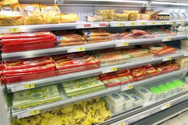 Stand, büyük bir markette veya süpermarkette, Sofya, Bulgaristan 'da hamur ve makarna ürünleriyle 22 Ocak 2013
