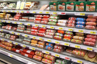 Bulgaristan 'ın Sofya kentindeki büyük bir markette veya süpermarkette farklı türde et ve salam bulunan raflar - 22 Ocak 2013