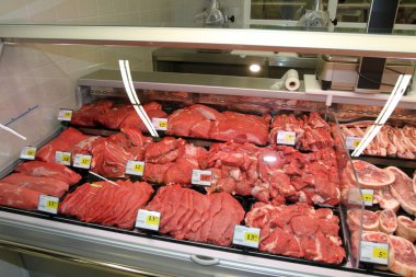 Ayakta, büyük bir markette veya süpermarkette, Sofya, Bulgaristan 'da farklı türde taze et ile 22 Ocak 2013