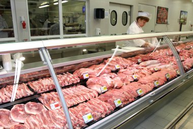 Ayakta, büyük bir markette veya süpermarkette, Sofya, Bulgaristan 'da farklı türde taze et ile 22 Ocak 2013
