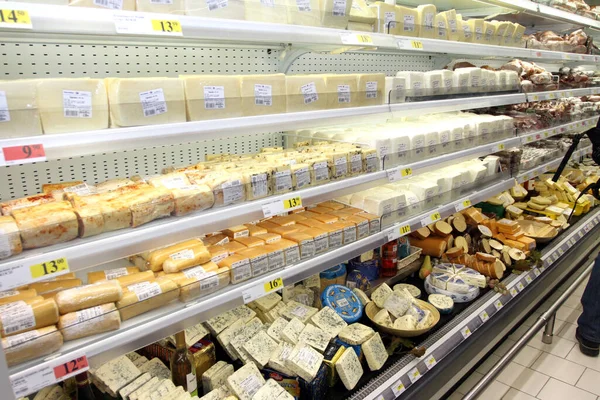 Стенд Большом Продуктовом Магазине Супермаркете Различными Видами Сыра Софии Болгария — стоковое фото