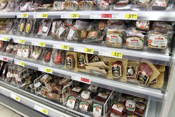 Scaffale Grande Negozio Alimentari Supermercato Con Diversi Tipi Carne Secca — Foto Stock