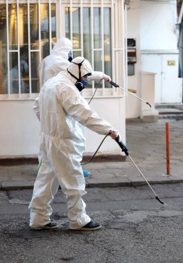 Coronavirus Karantinası. 2019 Coronavirus hastalığına karşı önlem olarak halka açık bir yerde dezenfekte ve arındırma, COVID-19. Koronavirüs yüzünden acil durum.