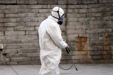 Coronavirus Karantinası. 2019 Coronavirus hastalığına karşı önlem olarak halka açık bir yerde dezenfekte ve arındırma, COVID-19. Koronavirüs yüzünden acil durum.