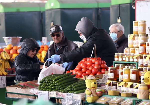 Lidé Obličejovými Maskami Ochranu Před Covid Nakupují Zeleninu Ovoce Tržišti — Stock fotografie