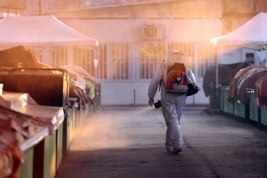 2019 Coronavirus hastalığına karşı önlem olarak halka açık bir yerde ilaçlama, dezenfekte ve arındırma, COVID-19. Koronavirüs üzerinde acil durum, karantina